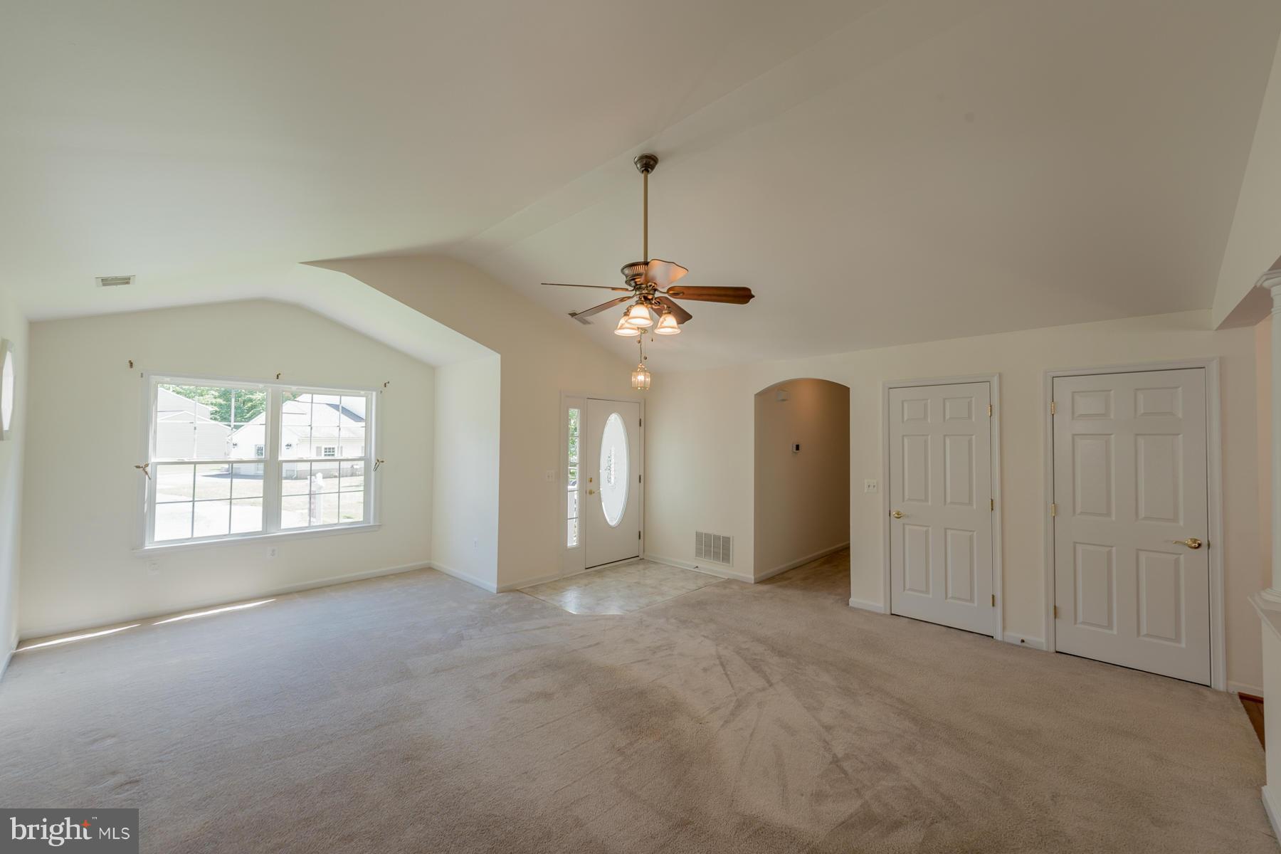 3646 Revolea Beach Road Baltimore, MD 21220 - Photo 7 of 30 Living Room