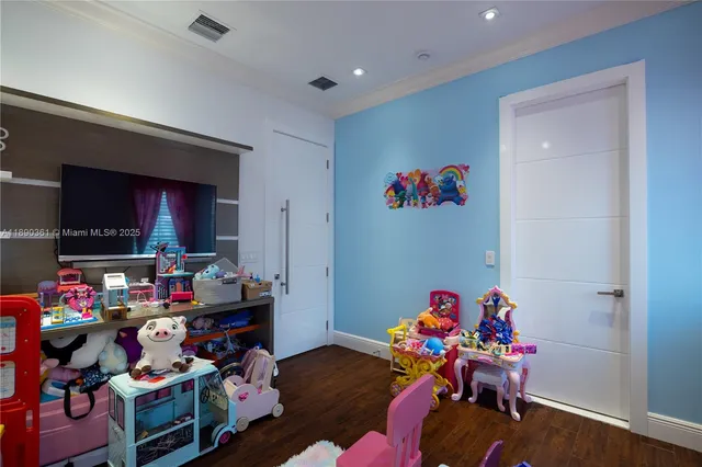 a view of a back yard of the house