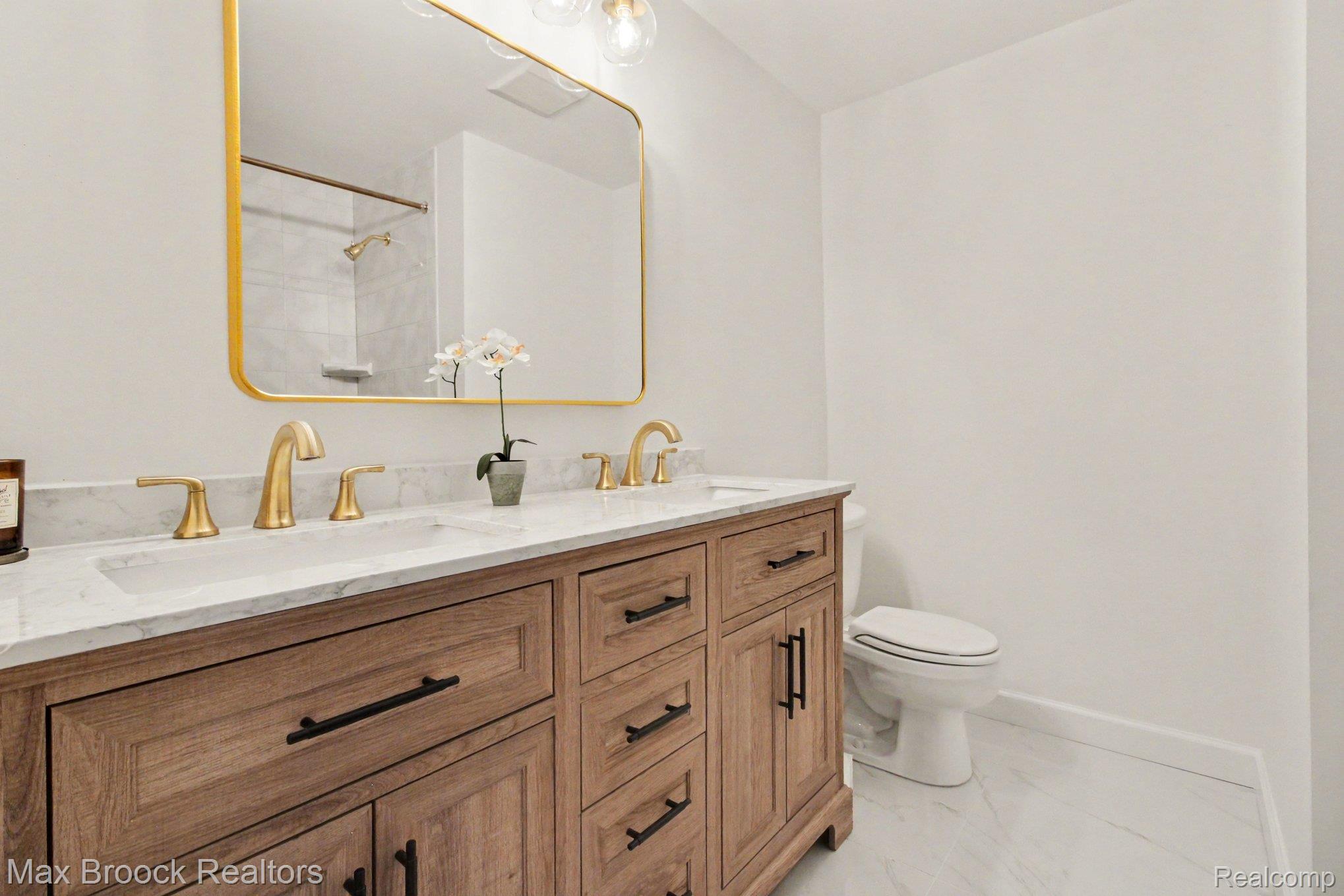 3781 Quarton Road Bloomfield Hills, MI 48302 - Photo 19 of 33 Guest full bath with tub