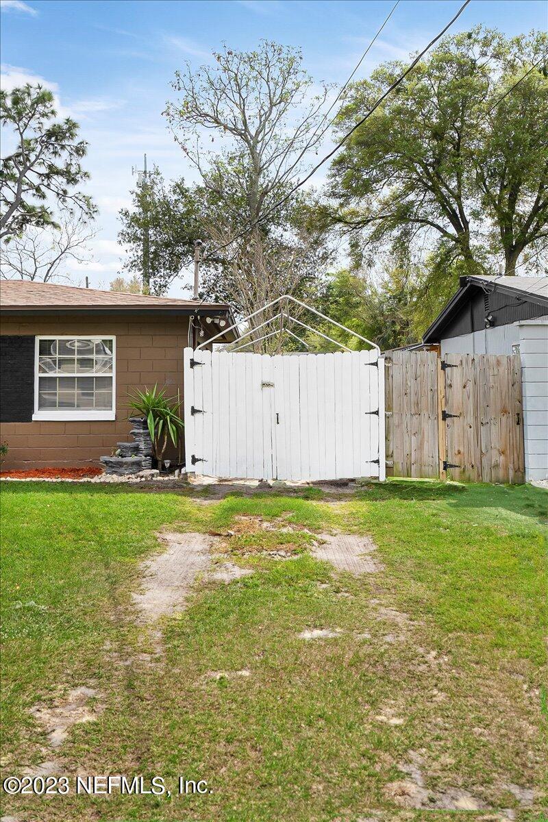 7240 Adele Court Jacksonville, FL 32277 - Photo 3 of 27 a backyard of a house with lots of green space