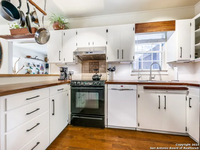 $2,300 | 129 North Plant Avenue, Boerne, TX 78006