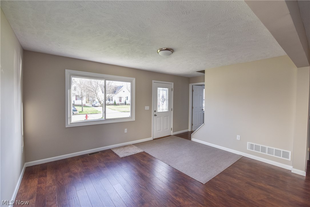 5655 Shawnee Road Cleveland, OH 44124 - Photo 8 of 14 Living Room