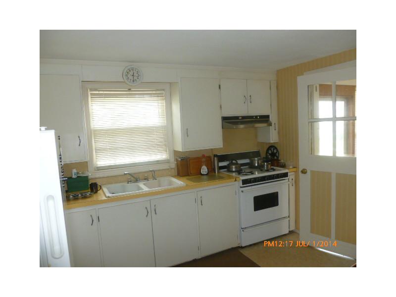 256 Aqueduct Road Cranston, RI 02910 - Photo 5 of 6 Kitchen.