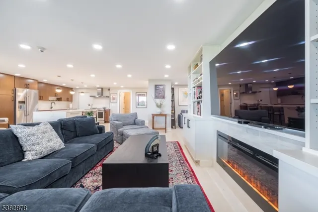 $595,000 | 2 Claridge Drive, Unit 8AE, Verona, NJ 07044