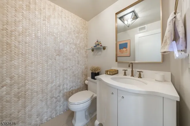 $595,000 | 2 Claridge Drive, Unit 8AE, Verona, NJ 07044