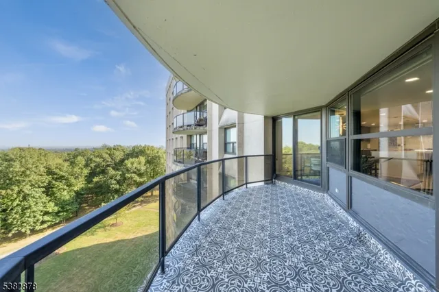 $595,000 | 2 Claridge Drive, Unit 8AE, Verona, NJ 07044