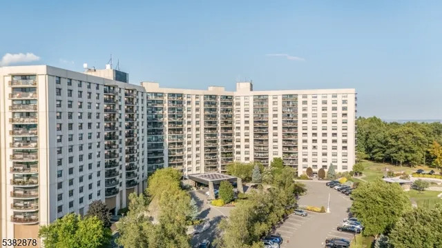 $595,000 | 2 Claridge Drive, Unit 8AE, Verona, NJ 07044