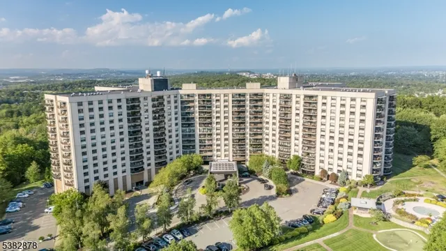 $595,000 | 2 Claridge Drive, Unit 8AE, Verona, NJ 07044