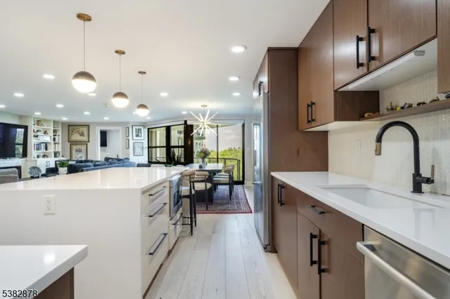 $595,000 | 2 Claridge Drive, Unit 8AE, Verona, NJ 07044