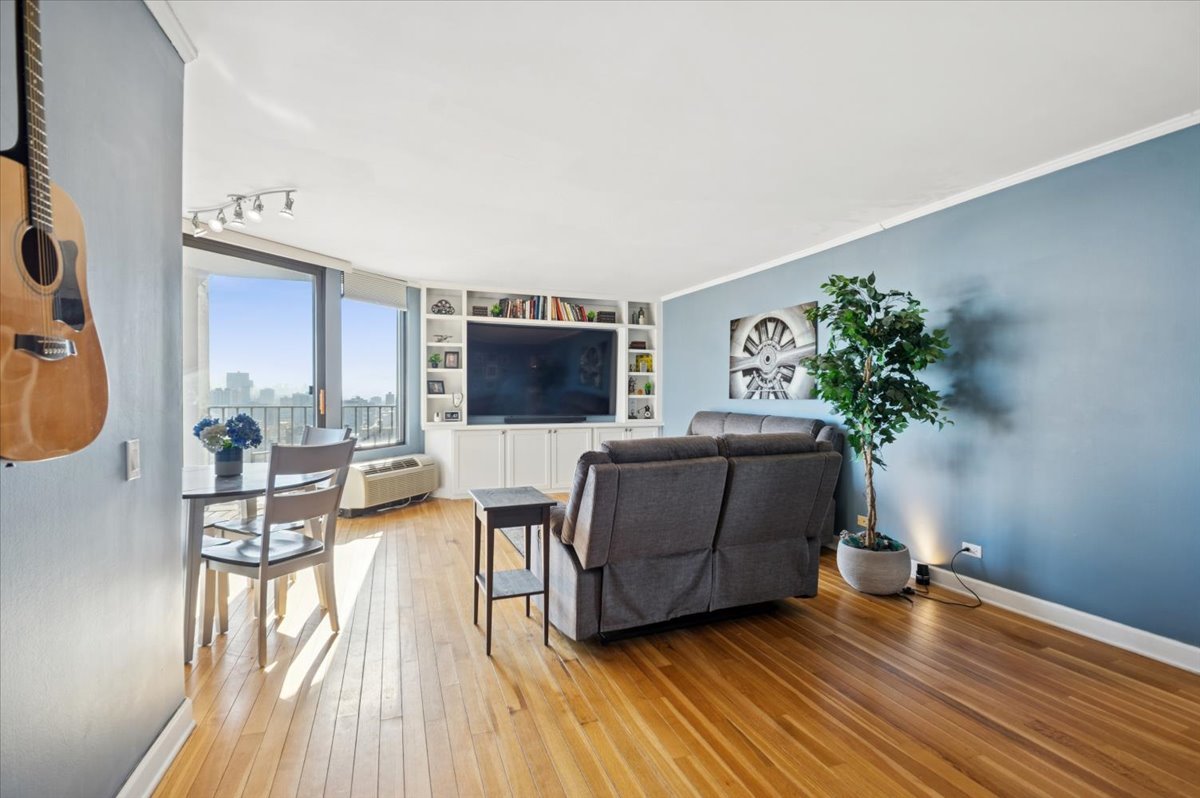 5320 North Sheridan Road, Unit 2502 Chicago, IL 60640 - Photo 4 of 19