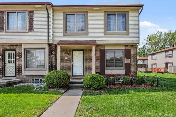 $174,900 | 17010 Kingsbrooke Drive, Clinton Township, MI 48038