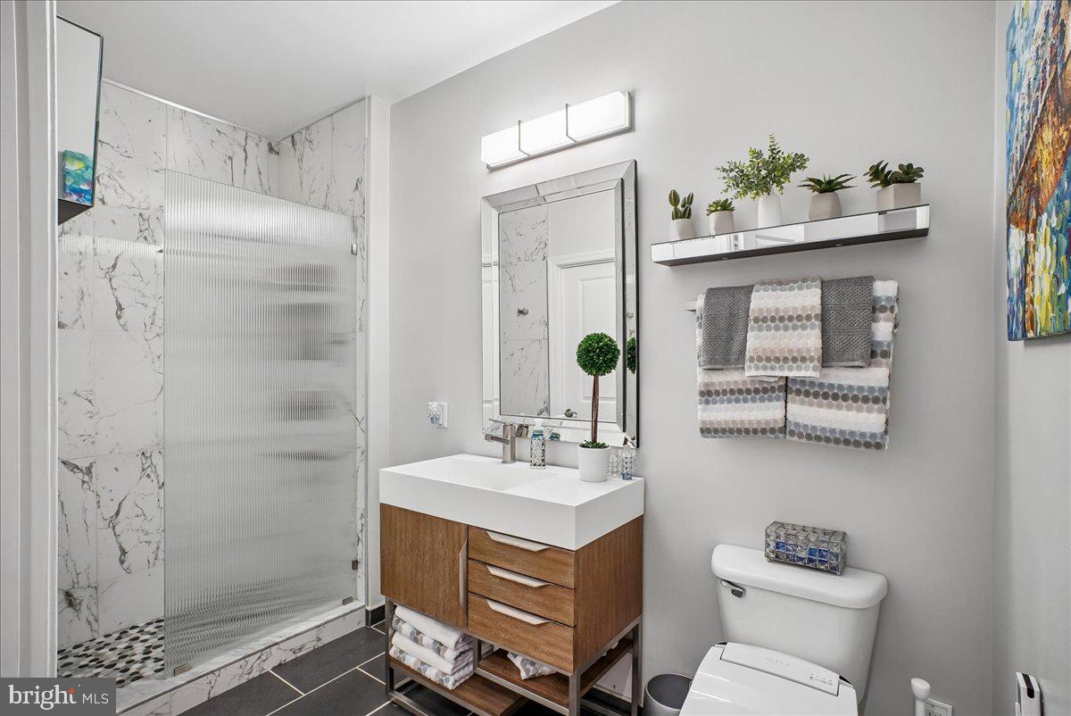 3650 South Glebe Road, Unit 157 Arlington, VA 22202 - Photo 18 of 54 Modern hall bathroom with sleek design.