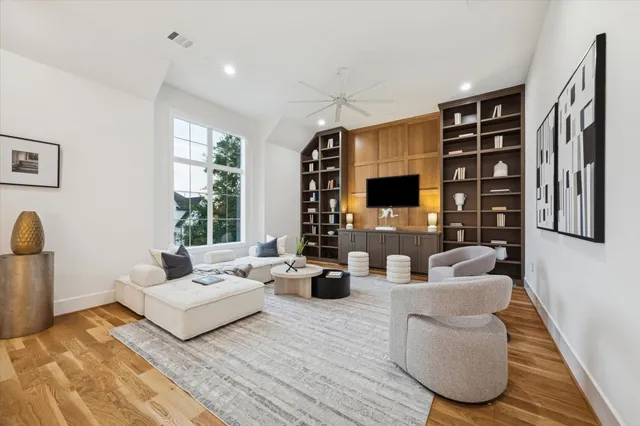 $1,890,000 | 1330 Richelieu Lane, Houston, TX 77018