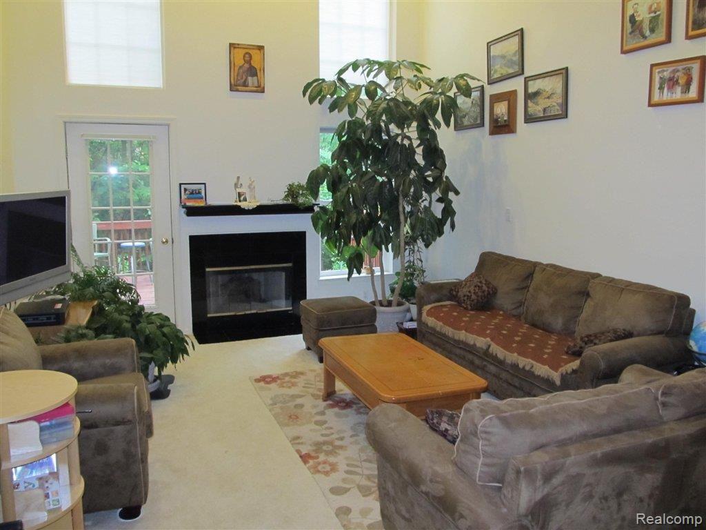 41627 Glade Road Canton, MI 48187 - Photo 7 of 24 great room 1st floor.JPG