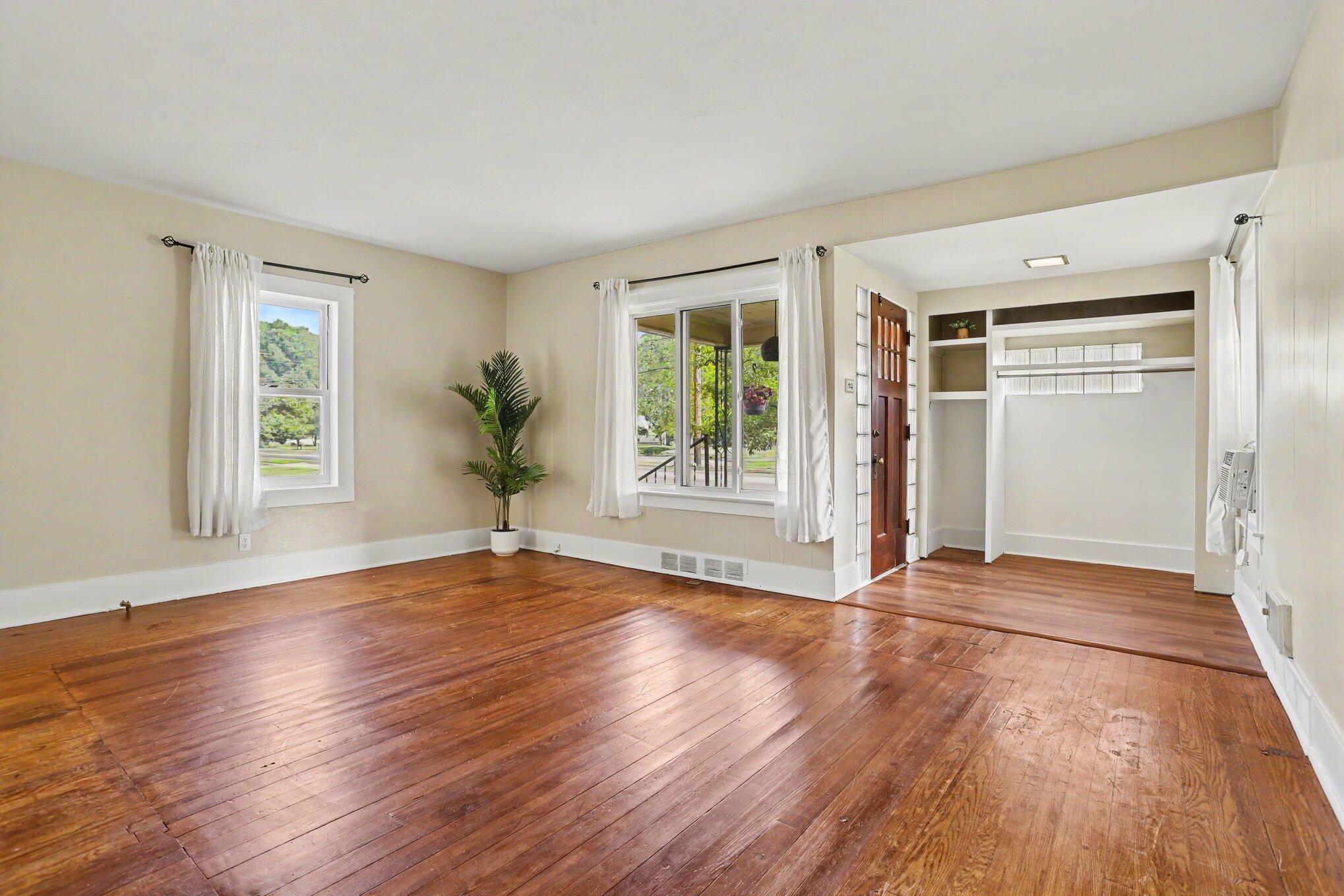 1213 Whites Road Kalamazoo, MI 49008 - Photo 4 of 23 004_file_1369