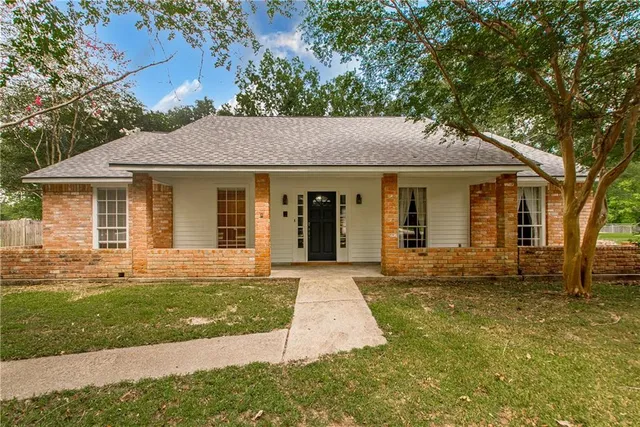 $400,000 | 704 White Oak Drive, Denham Springs, LA 70726