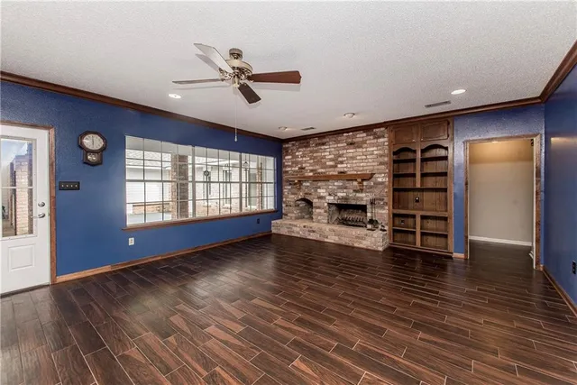 $400,000 | 704 White Oak Drive, Denham Springs, LA 70726