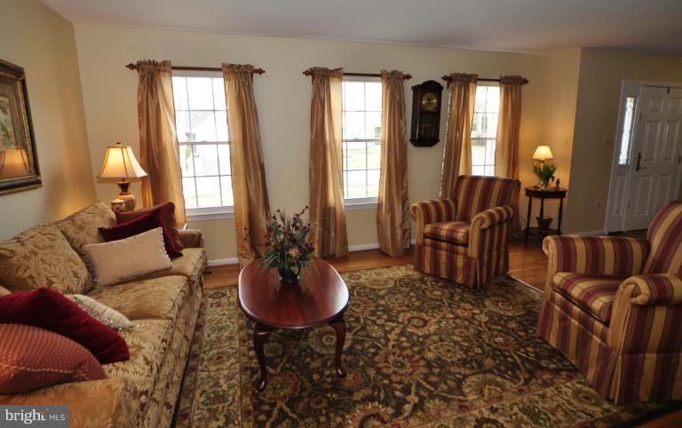 812 Potomac Ridge Court Sterling, VA 20164 - Photo 6 of 30 a living room with furniture