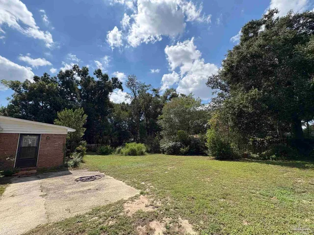 a view of a backyard