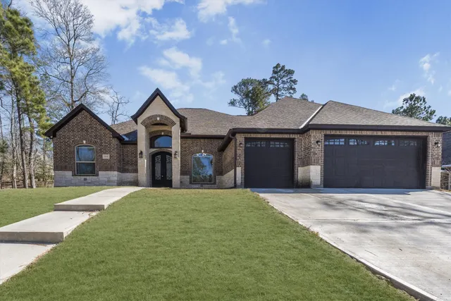 $475,000 | 2172 Greentree Drive, Huntsville, TX 77340