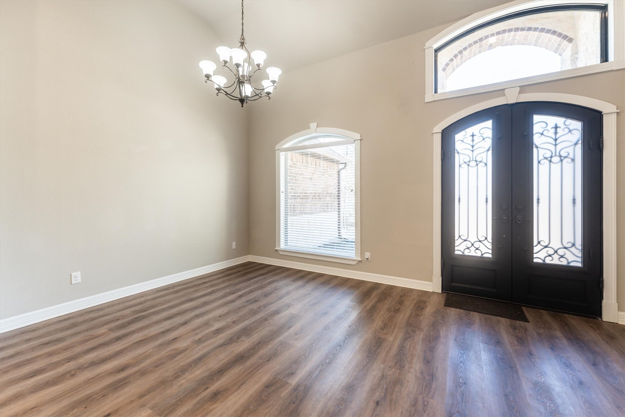 2172 Greentree Drive Huntsville, TX 77340 - Photo 6 of 45 Spacious entryway with a large window, offering abundant light and an open-concept feel.