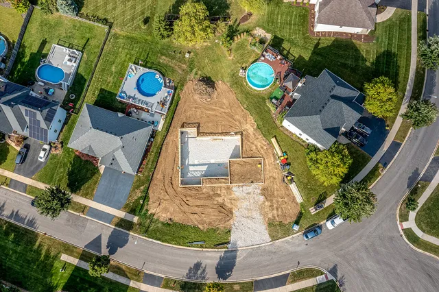 a black and white photo of a living room