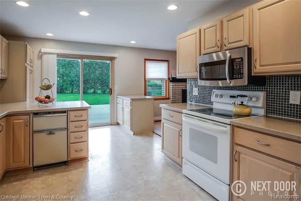 42141 Ridge Road West Novi, MI 48375 - Photo 6 of 32