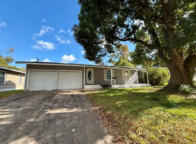 $1,575 | 612 Winding Way Street, Lake Jackson, TX 77566