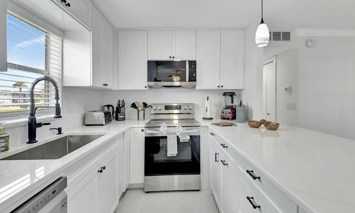 581 Monaco Way, Unit 581 Delray Beach, FL 33446 - Photo 11 of 34 IMG_2613