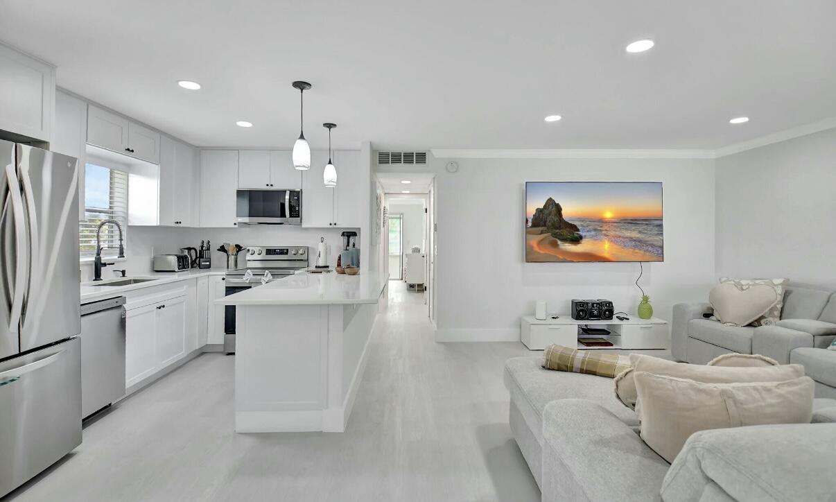 581 Monaco Way, Unit 581 Delray Beach, FL 33446 - Photo 6 of 34 IMG_2608