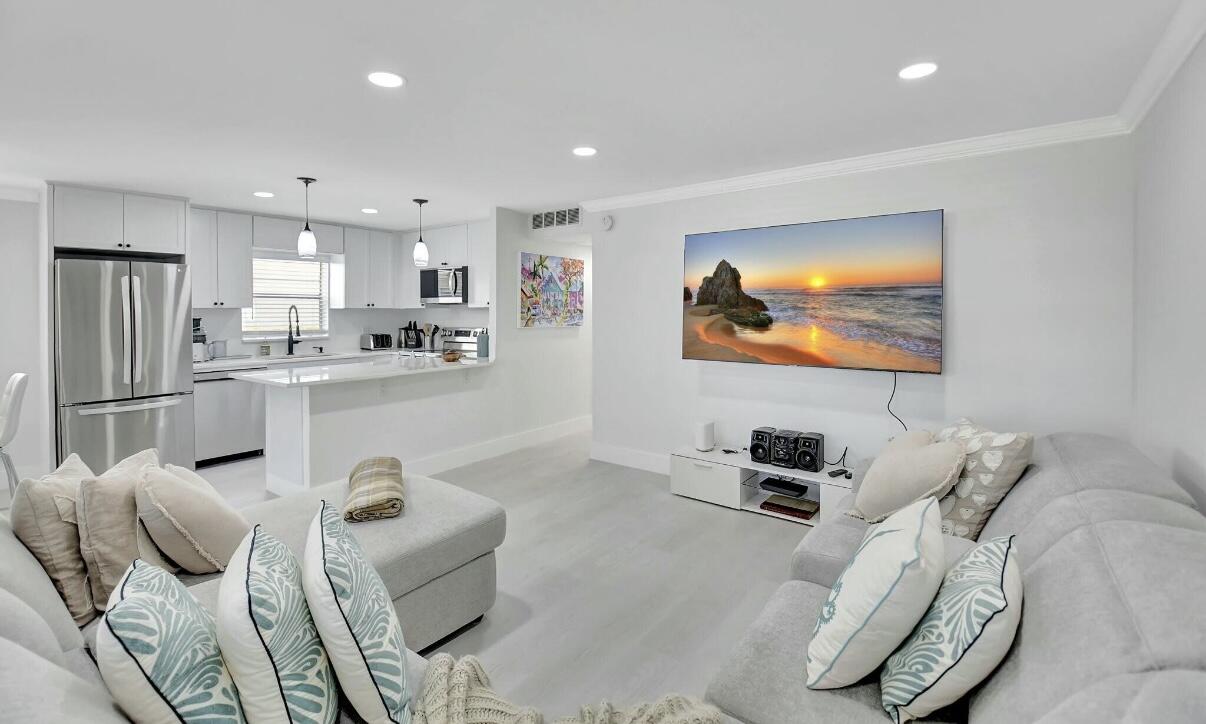 581 Monaco Way, Unit 581 Delray Beach, FL 33446 - Photo 8 of 34 IMG_2610