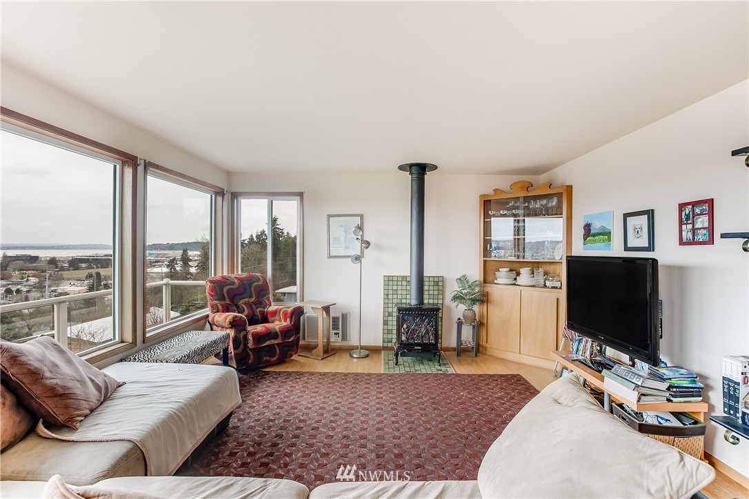 141 Capri Avenue Northeast Renton, WA 98056 - Photo 3 of 12 Gallery Image 3