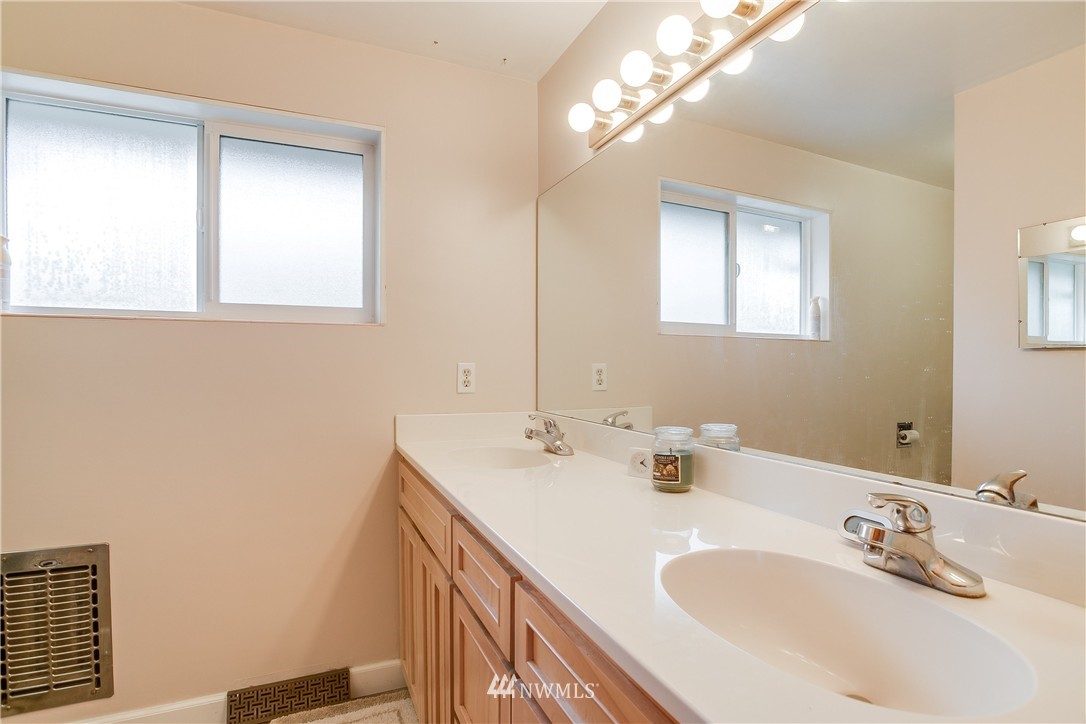 141 Capri Avenue Northeast Renton, WA 98056 - Photo 8 of 12 Gallery Image 8
