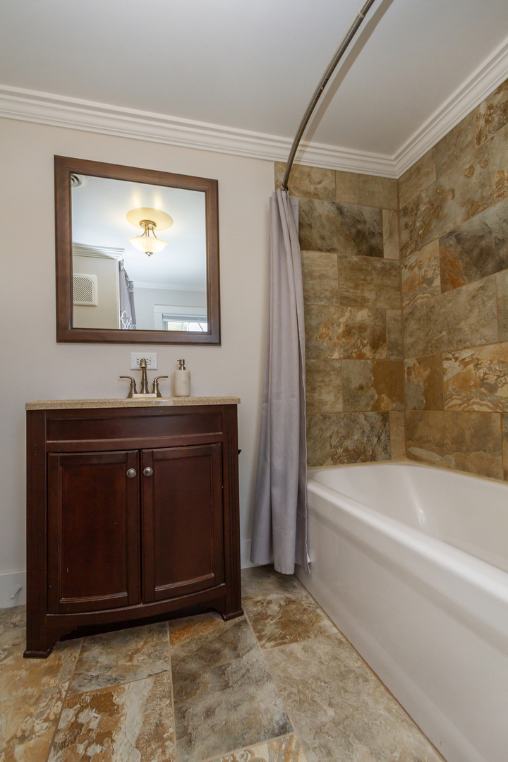 728 Woolf Court Rochelle, IL 61068 - Photo 18 of 31 a bathroom with a sink vanity and bathtub