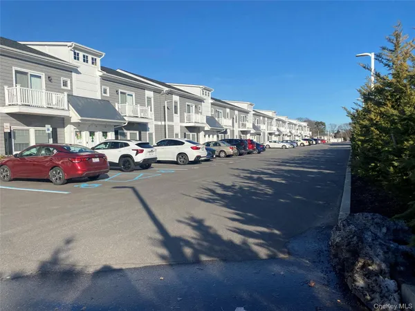 $3,200 | 515 Jackson Avenue, Unit 29, Lindenhurst, NY 11757