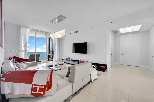 $15,000 | 15901 Collins Avenue, Unit 2104, Sunny Isles Beach, FL 33160