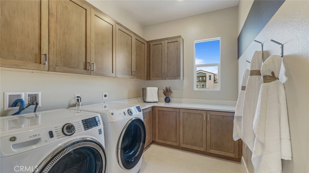 105 Proctor Irvine, CA 92618 - Photo 21 of 33 a view of a kitchen with sink washer and dryer