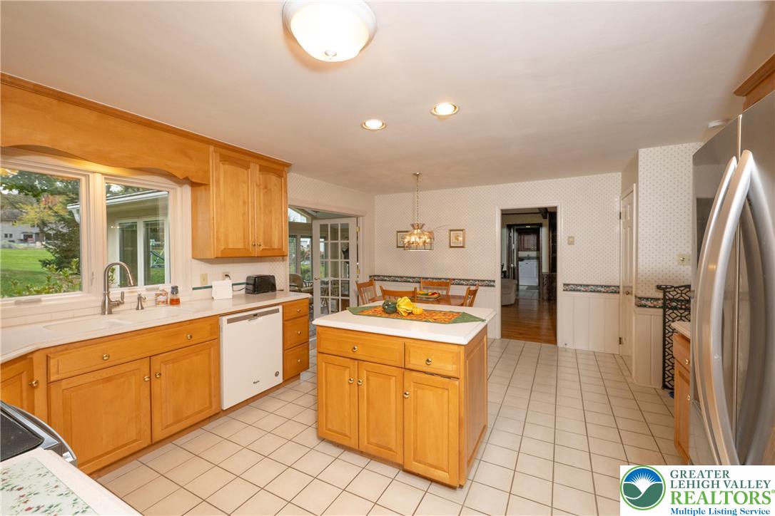 2570 Millbrook Drive Emmaus, PA 18049 - Photo 15 of 42