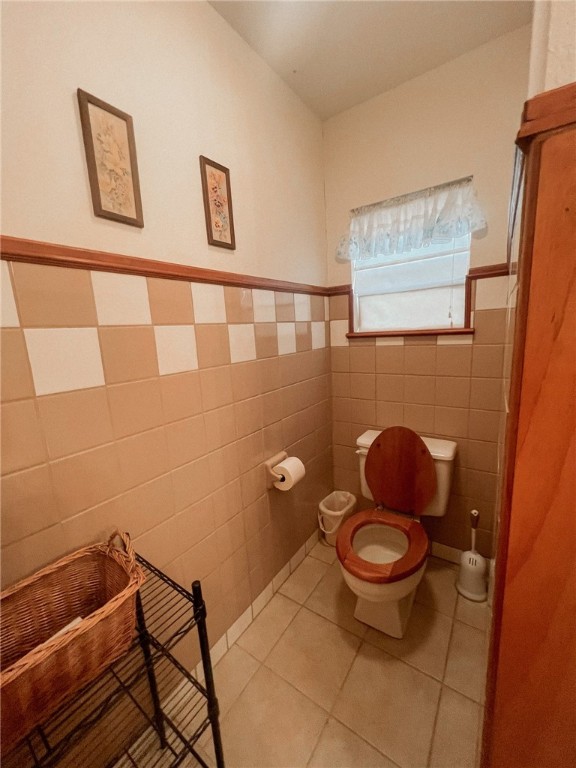 156 Naylor Road Calliham, TX 78007 - Photo 19 of 28 a bathroom with a toilet and a mirror