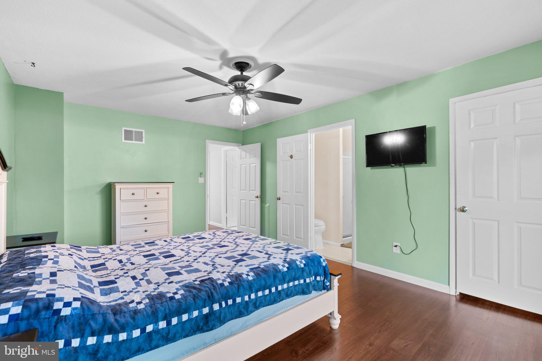 5367 Flight Feather Columbia, MD 21045 - Photo 20 of 42 a bedroom with a bed and a chandelier