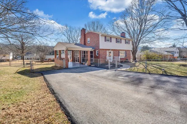 $385,900 | 3584 Cedar Lane, Roanoke, VA 24018