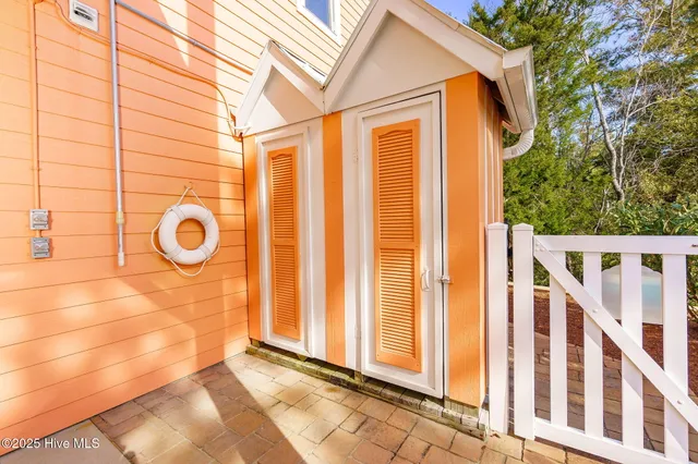 $1,575,000 | 200 Shipwreck Lane, Emerald Isle, NC 28594