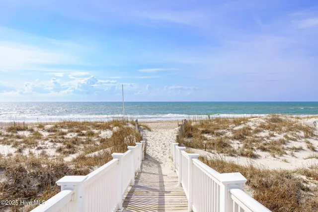 $1,575,000 | 200 Shipwreck Lane, Emerald Isle, NC 28594