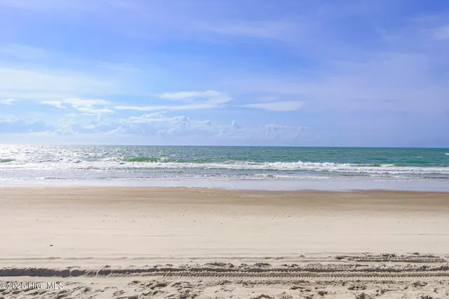 $1,575,000 | 200 Shipwreck Lane, Emerald Isle, NC 28594