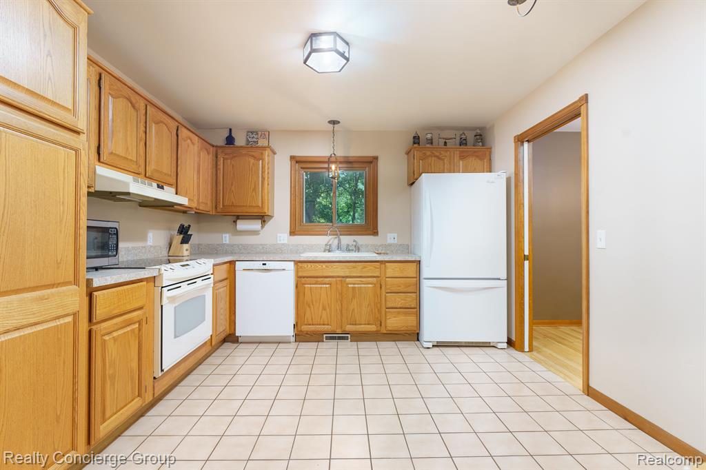 9376 Chambers Road Pinckney, MI 48169 - Photo 7 of 31