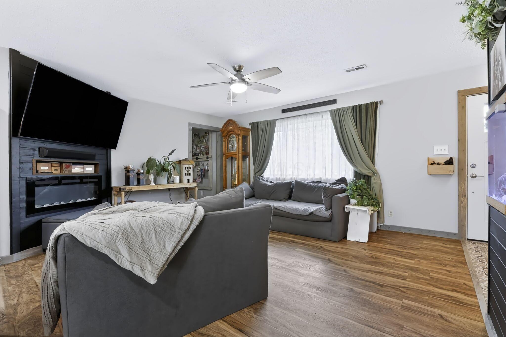 2403 Hickman Road Northeast Newark, OH 43055 - Photo 6 of 62 Living Room
