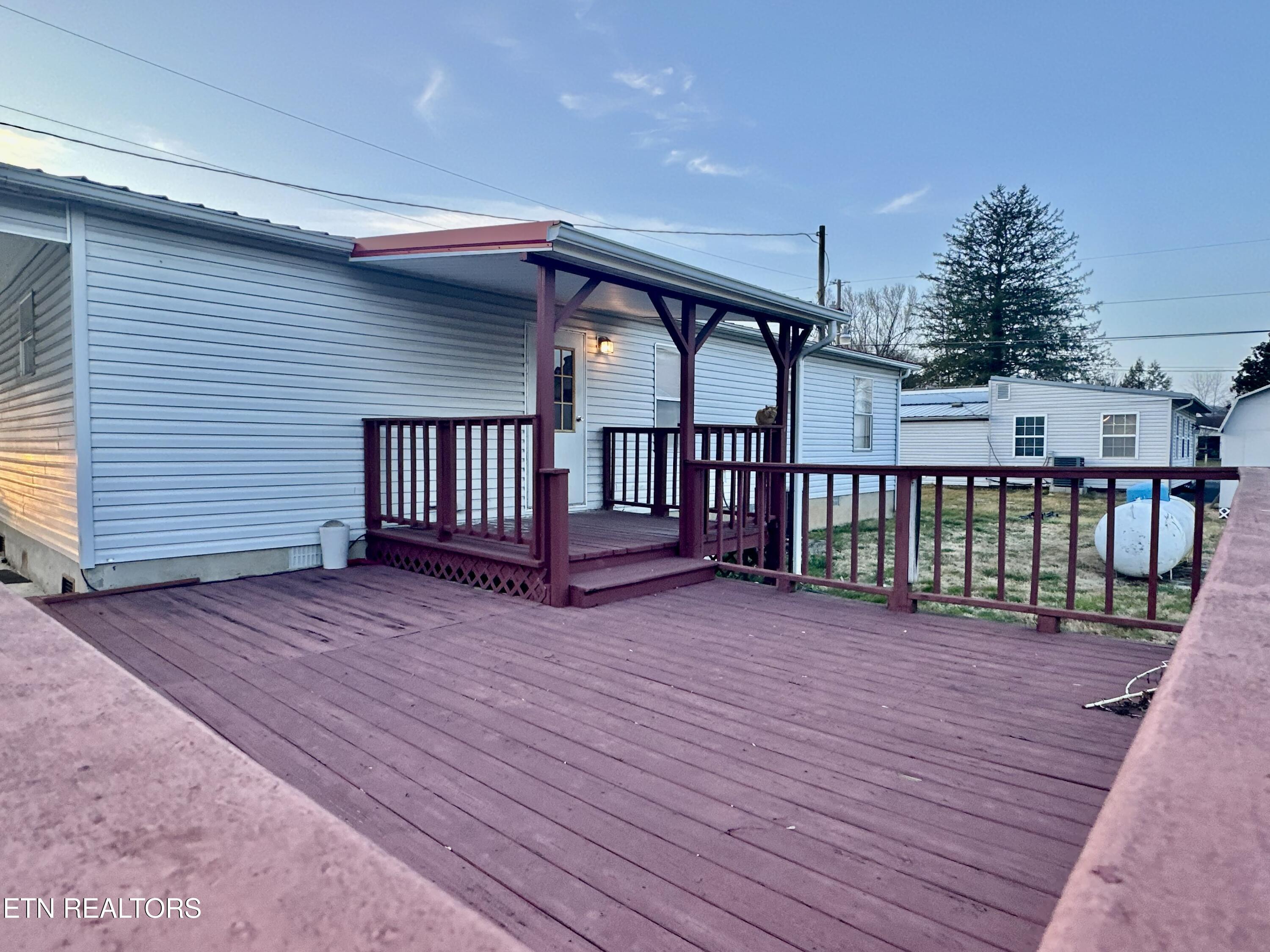 925 Winchester Avenue Middlesboro, KY 40965 - Photo 3 of 20 IMG_8973