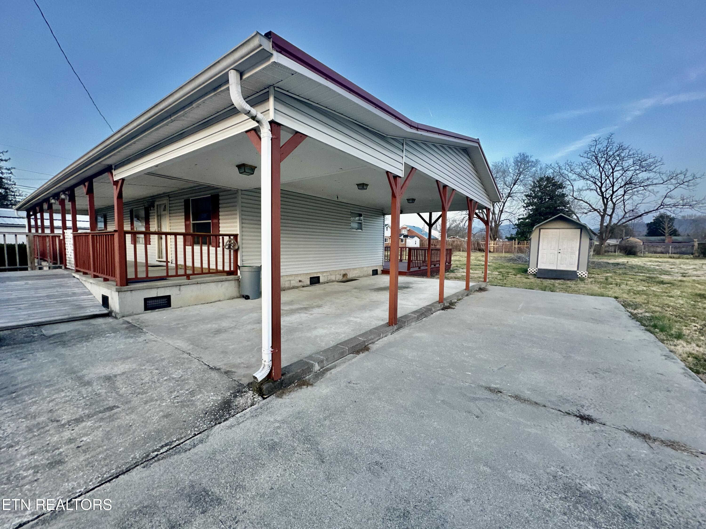 925 Winchester Avenue Middlesboro, KY 40965 - Photo 4 of 20 IMG_8975