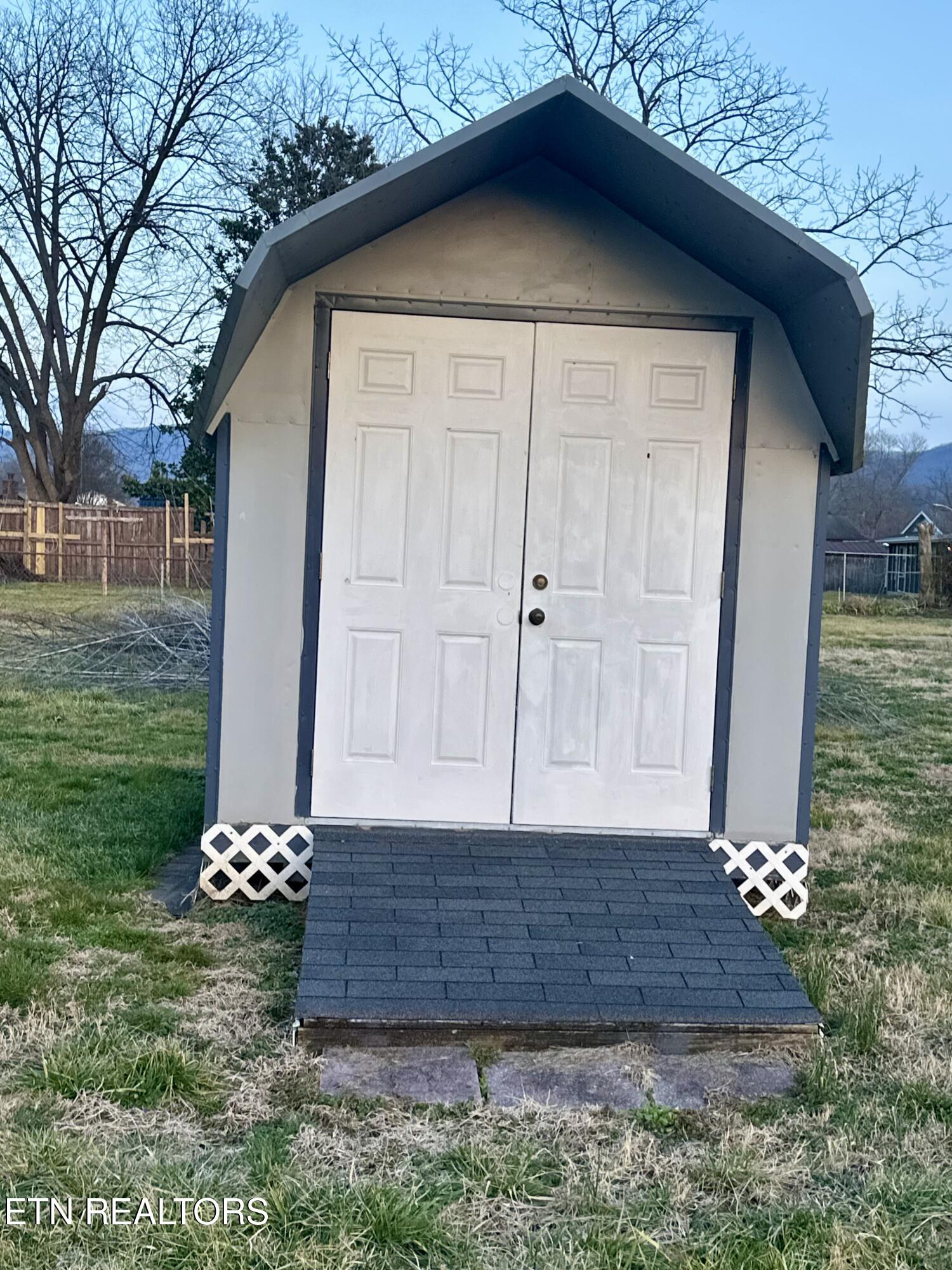 925 Winchester Avenue Middlesboro, KY 40965 - Photo 7 of 20 IMG_8970