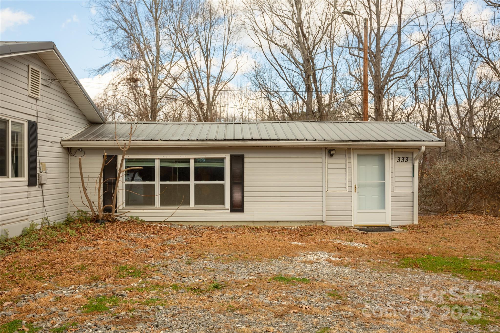 333 Oakview Park Road Asheville, NC 28803 - Photo 28 of 31 front view of a house